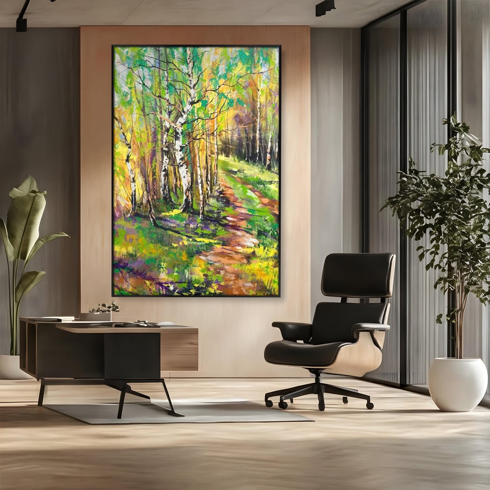 Tablou canvas cu tablou canvas cu padure si mesteacani, in rama de aluminiu negru, pe perete intr-un birou